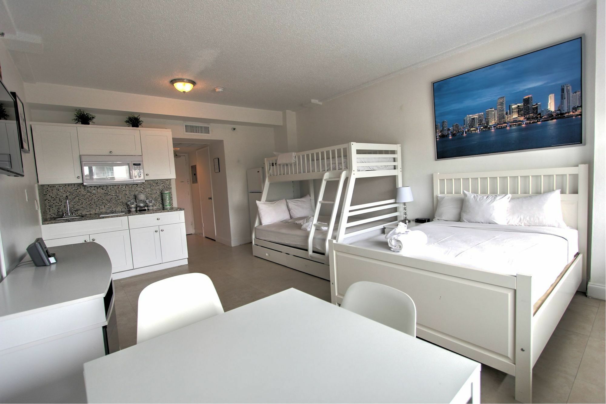 Private Apartments At The Casablanca ميامي بيتش المظهر الخارجي الصورة