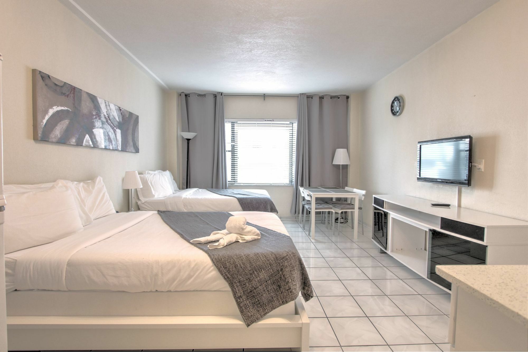 Private Apartments At The Casablanca ميامي بيتش المظهر الخارجي الصورة