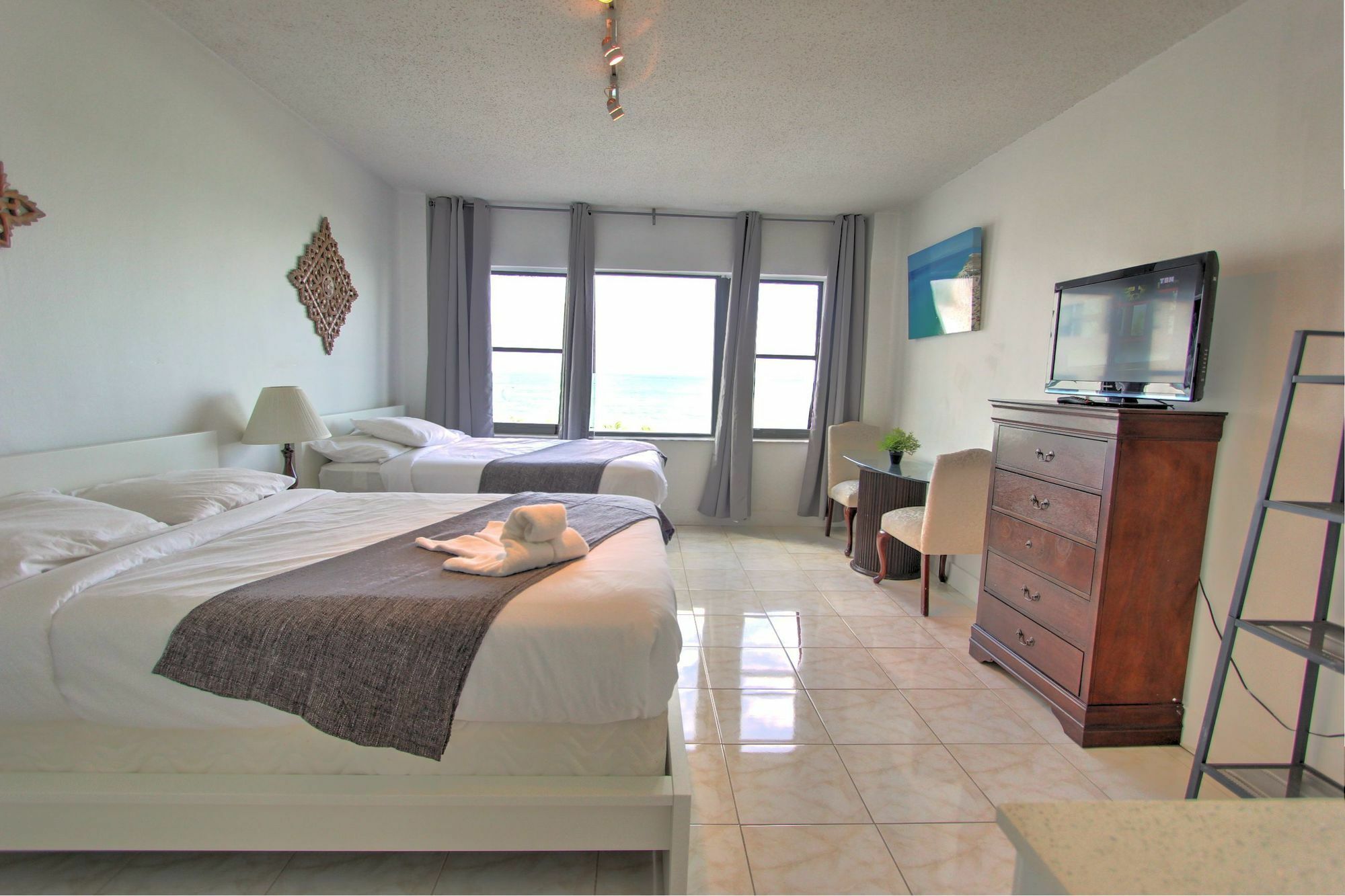 Private Apartments At The Casablanca ميامي بيتش المظهر الخارجي الصورة