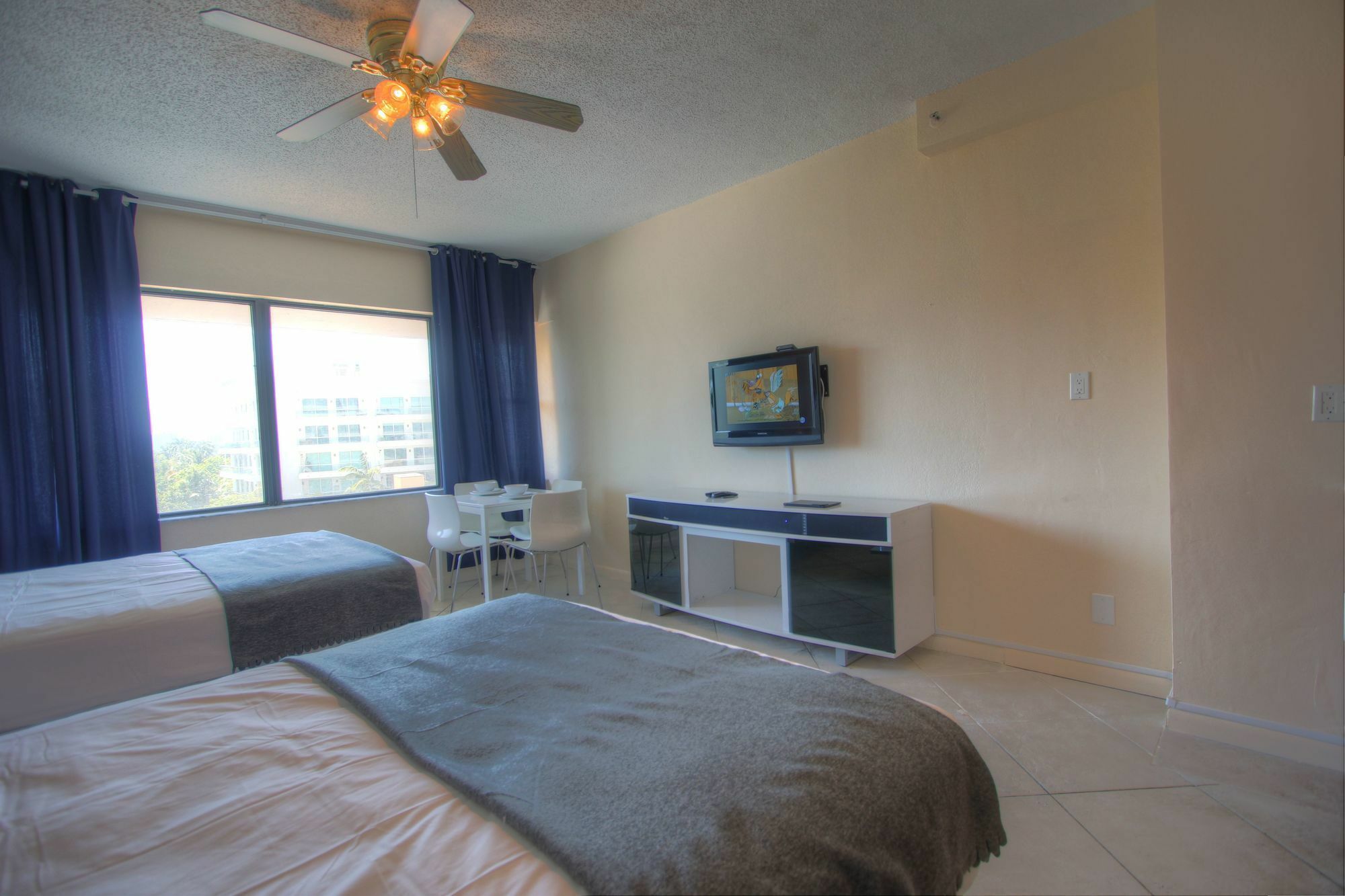 Private Apartments At The Casablanca ميامي بيتش المظهر الخارجي الصورة